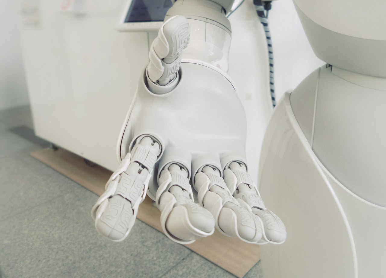 白いロボットアームの手